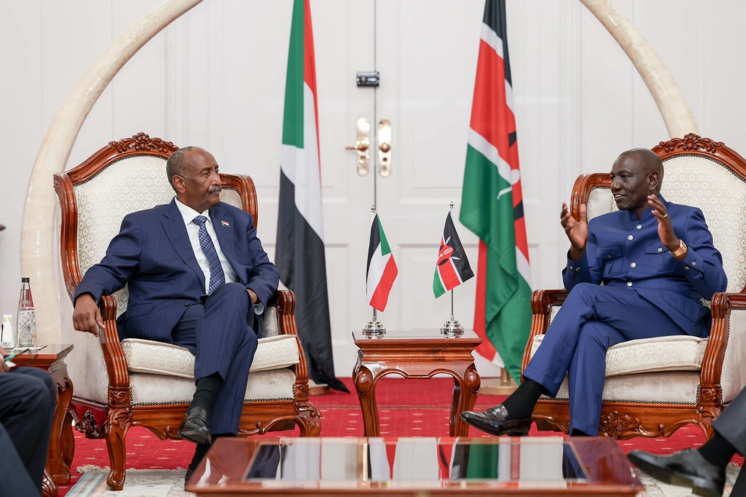 الرئيس الكيني ويليام روتو ورئيس مجلس السيادة السوداني عبد الفتاح البرهان في نيروبي (أرشيفية)
