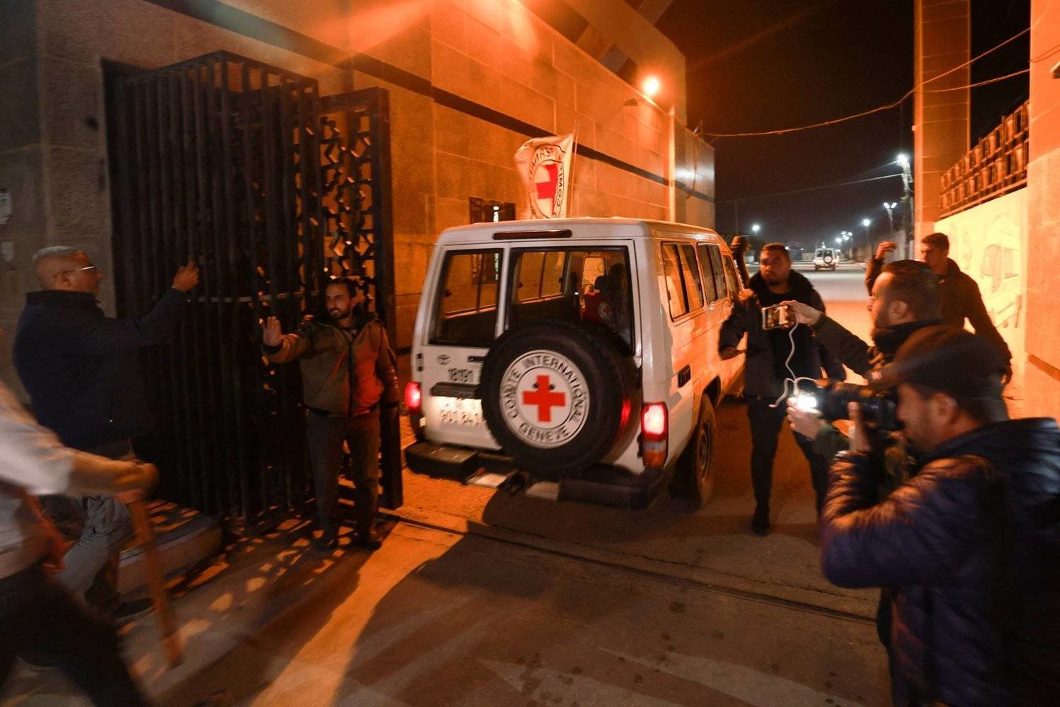 سيارة تابعة للصليب الأحمر تمر من غزة عبر معبر رفح إلى مصر، أثناء إطلاق سراح رهائن في 29 نوفمبر 2023 (أ.ف.ب)