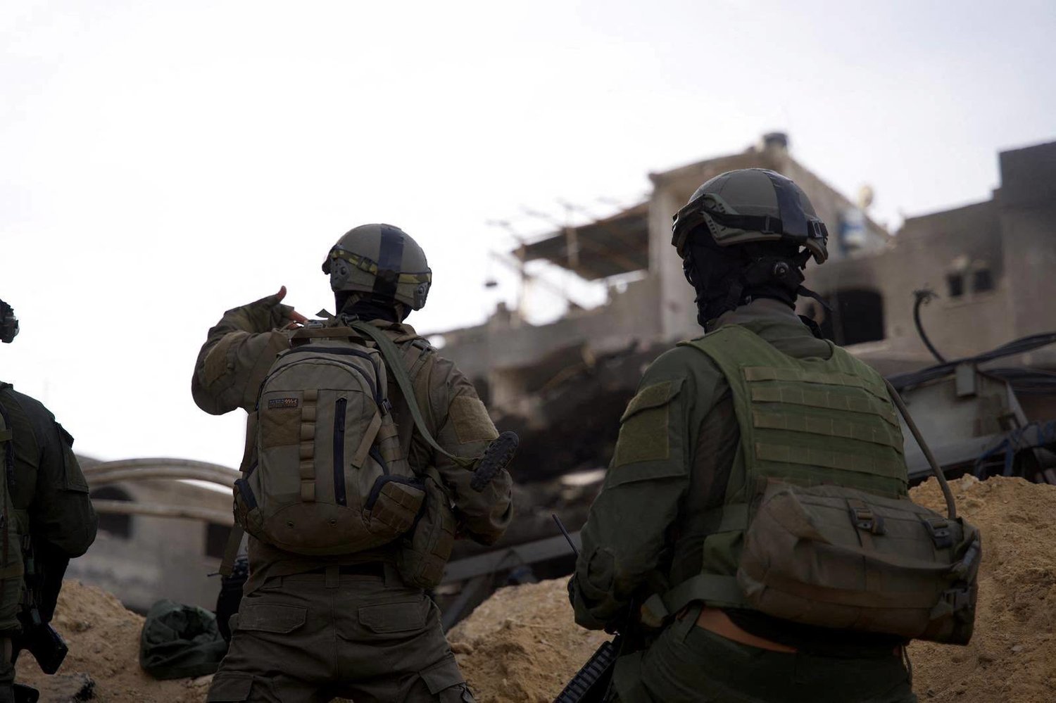 جنود إسرائيليون ينتشرون في قطاع غزة بعد انتهاء الهدنة المؤقتة (رويترز)