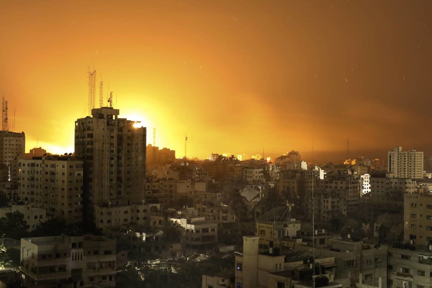نار ودخان نتيجة قصف سابق على قطاع غزة (أ.ب)