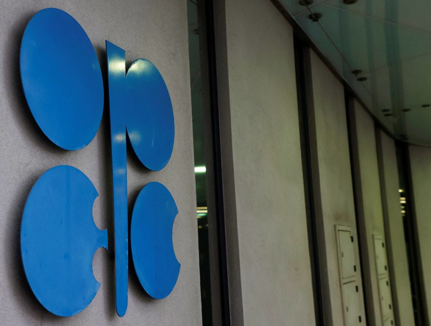 منتجو النفط في تحالف «أوبك بلس» اتفقوا يوم الخميس على تخفيضات طوعية (رويترز)