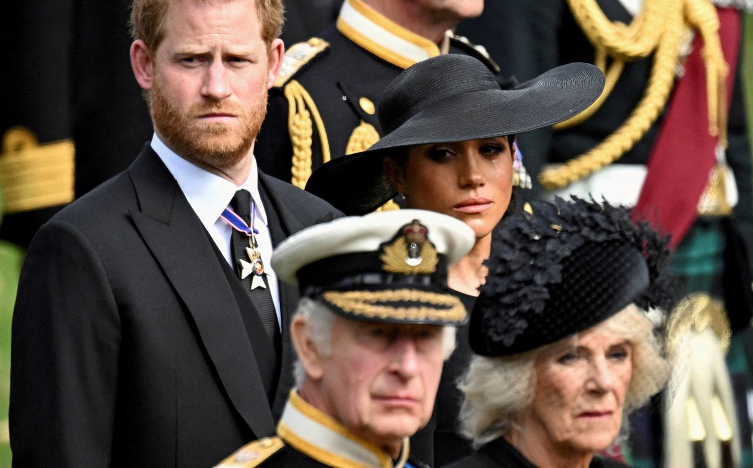 الأمير البريطاني هاري وزوجته ميغان ماركل يقفان خلف الملك تشارلز وزوجته كاميلا (رويترز)