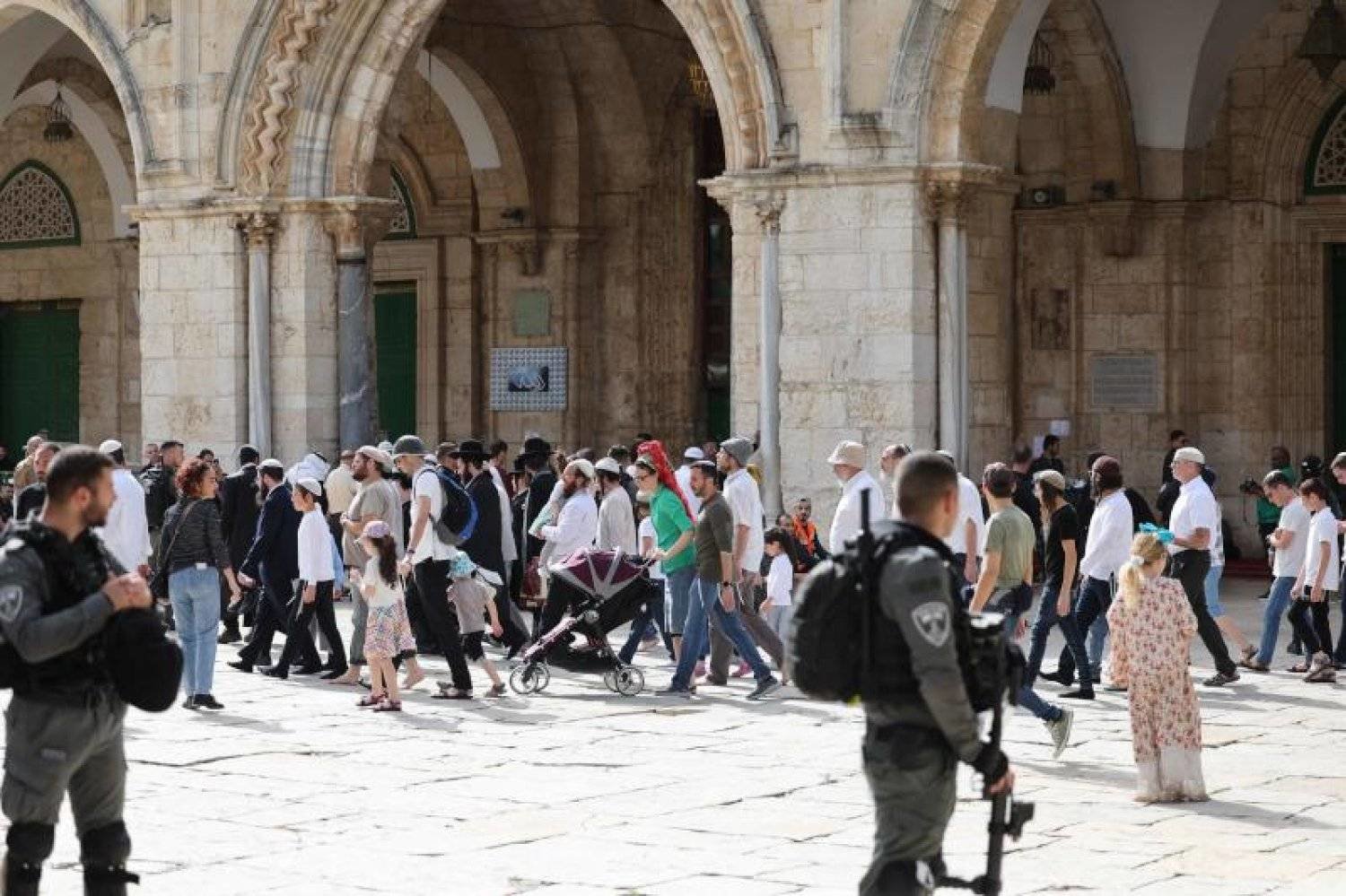 زوار من المستوطنين تحت حماية قوات الأمن الإسرائيلية في باحة المسجد الأقصى  (أ.ف.ب)