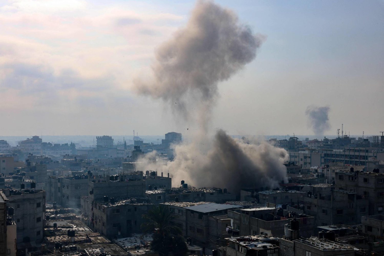 الدخان يتصاعد في رفح مع استئناف إسرائيل قصفها قطاع غزة (أ.ف.ب)
