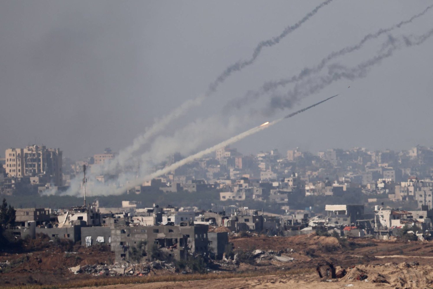 إطلاق صواريخ من غزة باتجاه إسرائيل (أ.ف.ب)