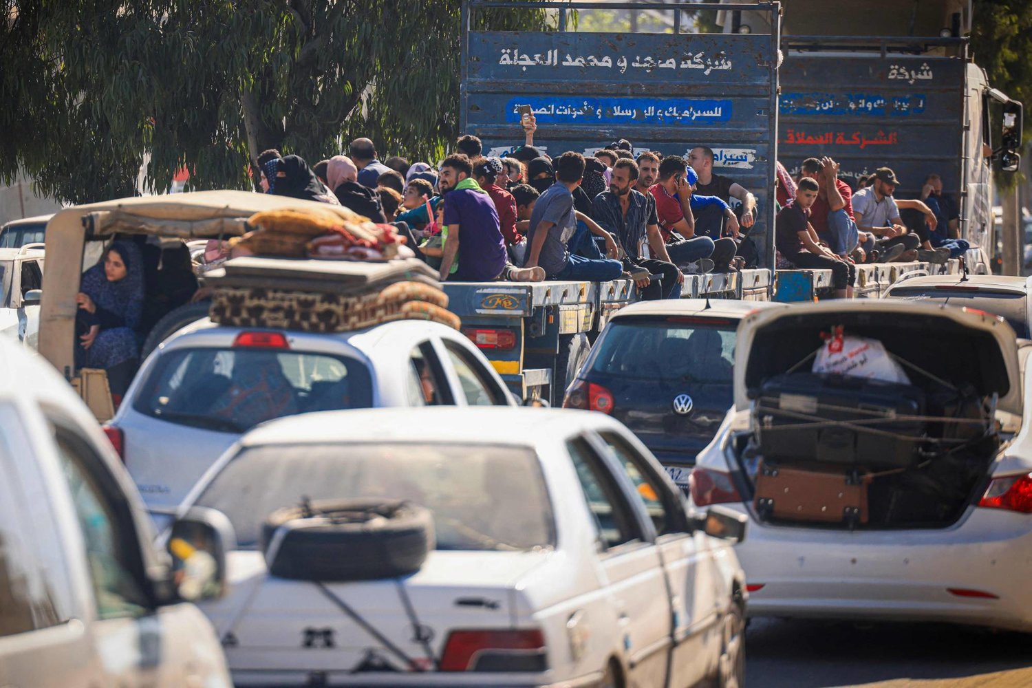 مواطنون ينزحون من مدينة غزة إلى الجنوب في بداية الحرب الإسرائيلية على القطاع (أ.ف.ب)