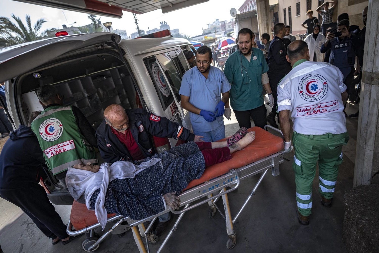 نقل الفلسطينيين المصابين في القصف الإسرائيلي لقطاع غزة إلى مستشفى في خان يونس (أ.ب)