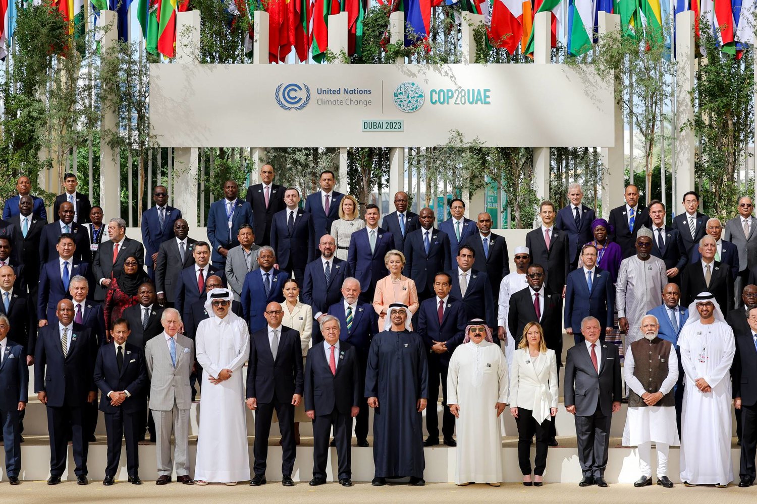 الرئيس الإماراتي محمد بن زايد متوسطاً زعماء الدول في صورة تذكارية خلال اليوم الثاني لمؤتمر «كوب 28» بدبي (د.ب.أ)