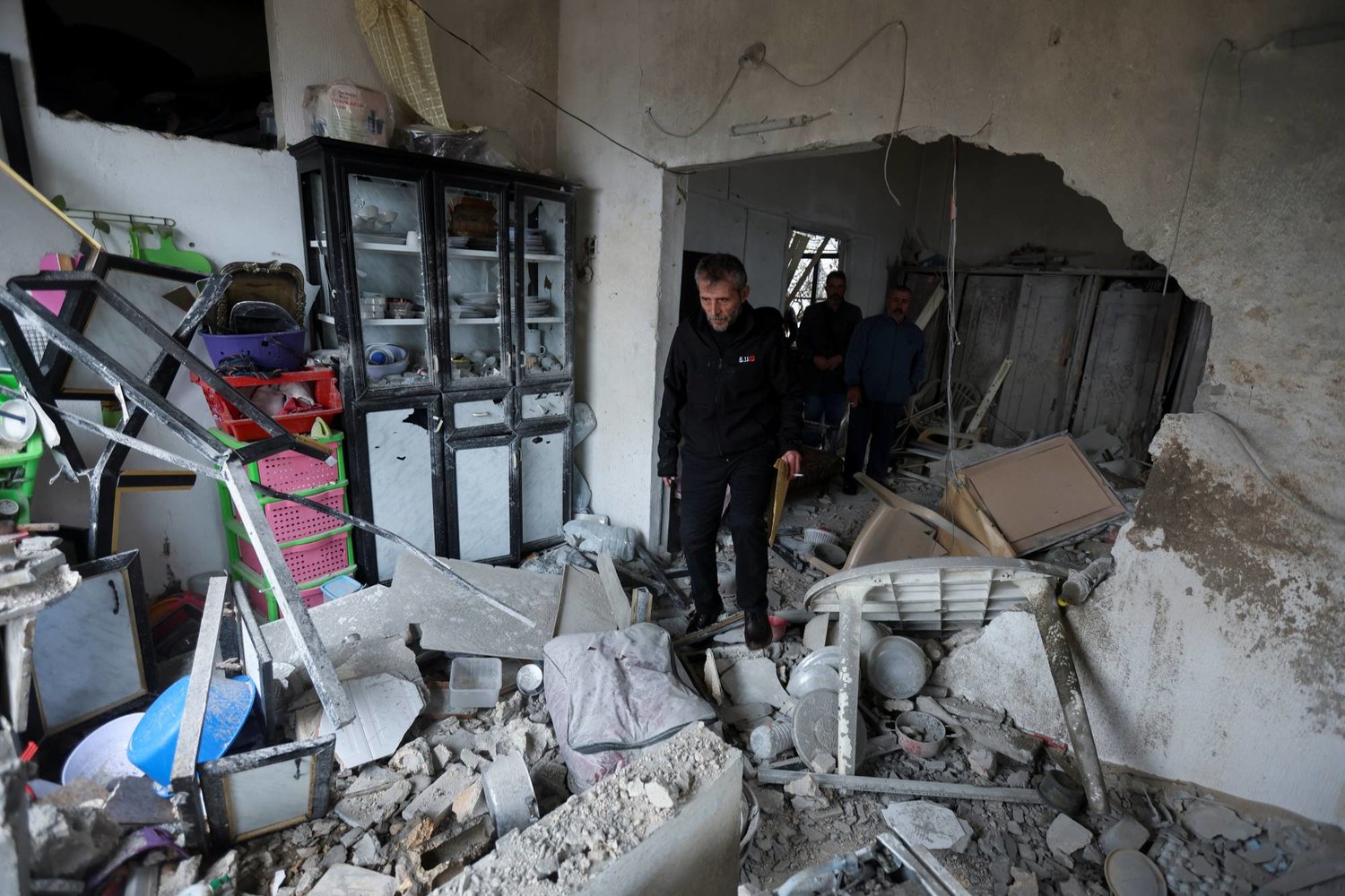 من الدمار الذي لحق بأحد المنازل في قرية حدودية جنوب لبنان نتيجة القصف الإسرائيلي (رويترز)