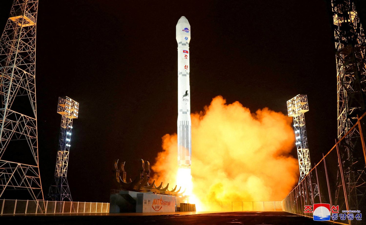 إطلاق صاروخ يحمل قمر التجسس الصناعي «ماليغيونغ-1» كما تؤكد الحكومة الكورية الشمالية (رويترز)