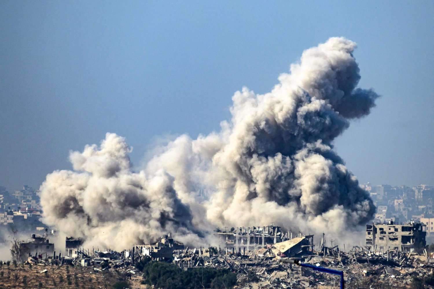 الدخان يتصاعد من المباني بعد تعرضها لقصف إسرائيلي مع استئناف المعارك في غزة (أ.ف.ب)