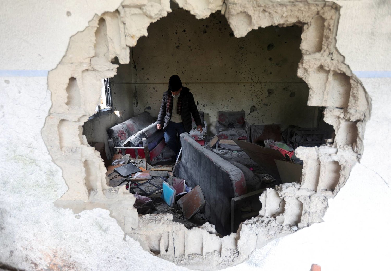  منزل مدمر جنوب لبنان جراء القصف الإسرائيلي (رويترز)