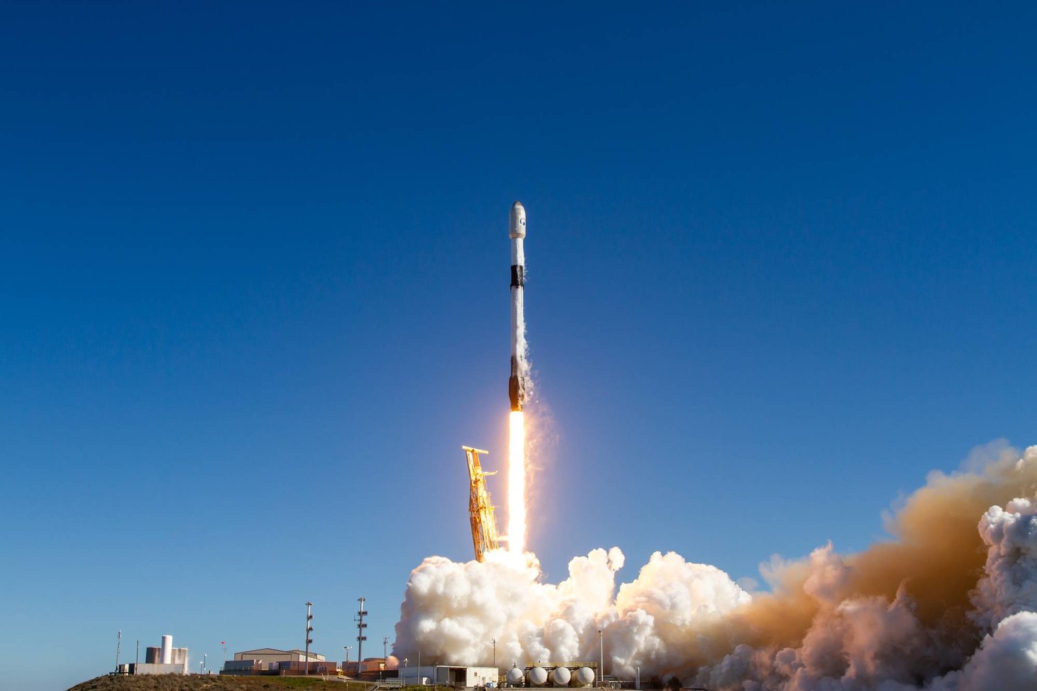صورة منشورة أتاحتها شركة «سبيس إكس» عبر وزارة الدفاع الكورية الجنوبية تُظهر صاروخ «سبيس إكس فالكون 9» يحمل أول قمر اصطناعي للتجسس العسكري لكوريا الجنوبية وهو ينطلق من قاعدة في كاليفورنيا (إ.ب.أ)