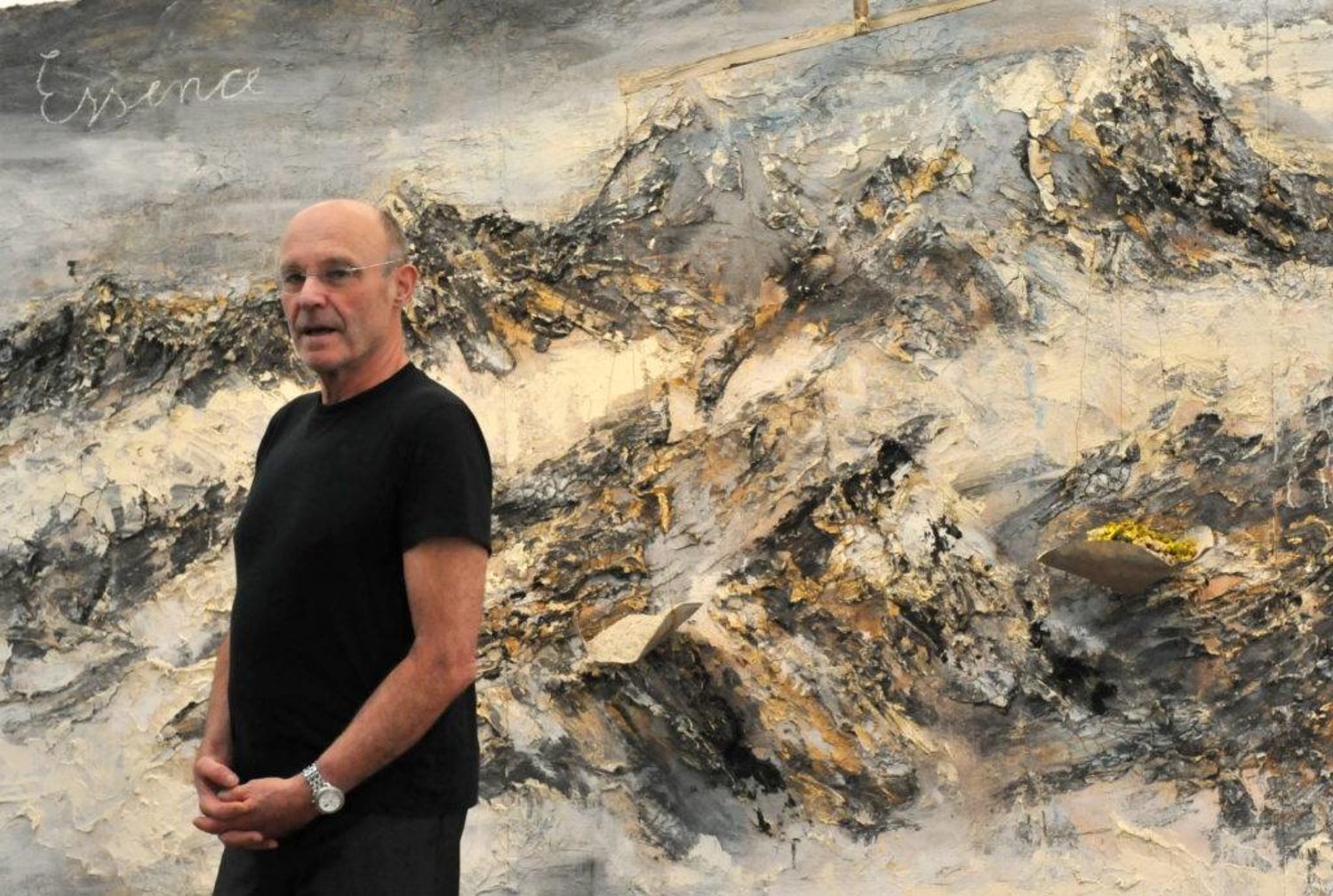 الفنان الألماني أنسيلم كيفر المشهورعالمياً بلوحاته ومنحوتاته التاريخية (غيتي)