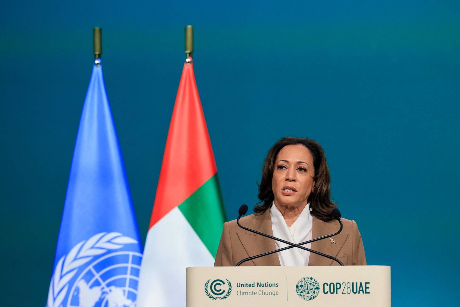 نائبة الرئيس الأميركي كامالا هاريس في كلمتها يوم السبت أمام قمة «كوب28» في دبي (أ.ف.ب)