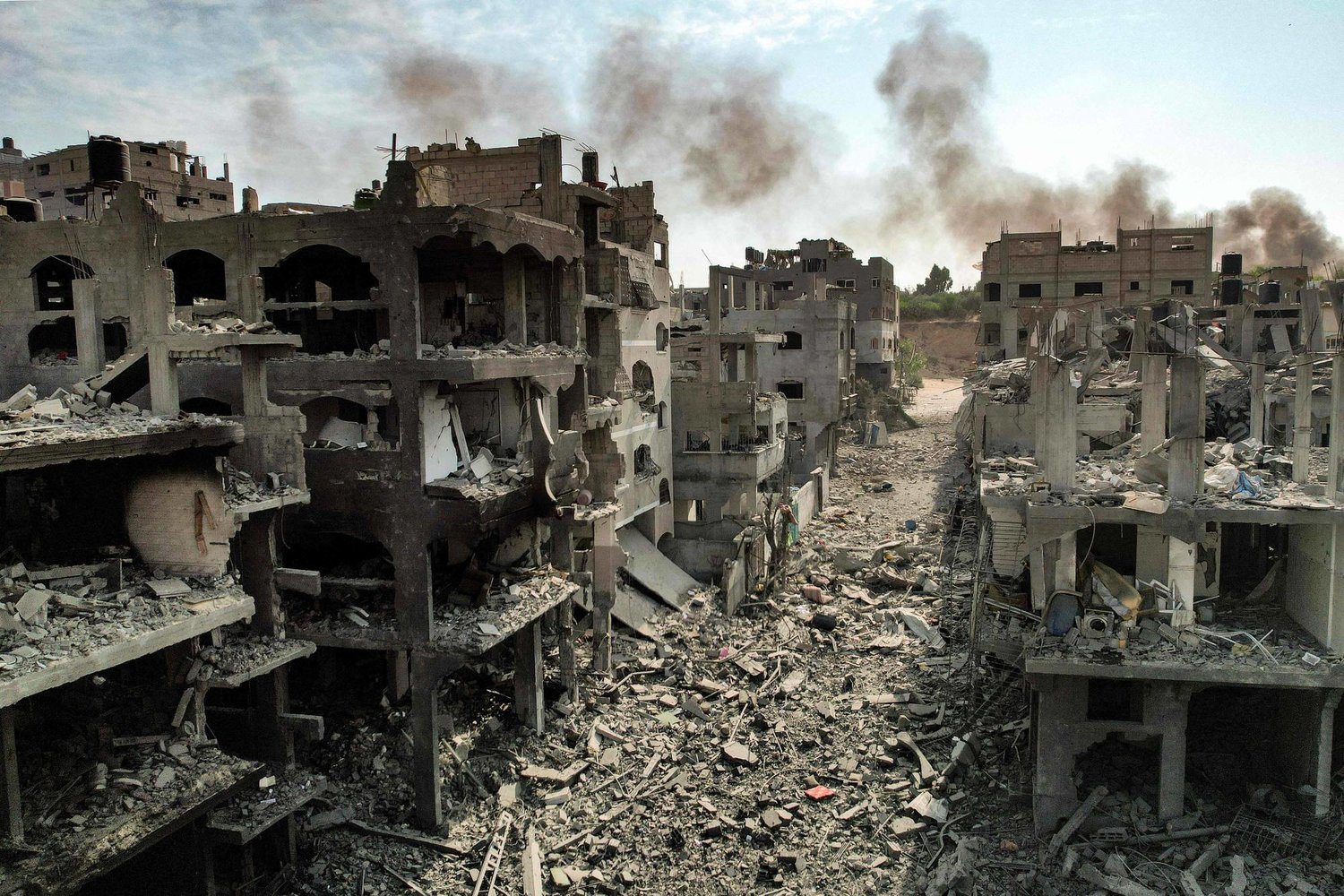 صورة جوية للمباني التي دمرتها الغارات الجوية الإسرائيلية في مخيم جباليا للاجئين الفلسطينيين في مدينة غزة (أ.ف.ب)