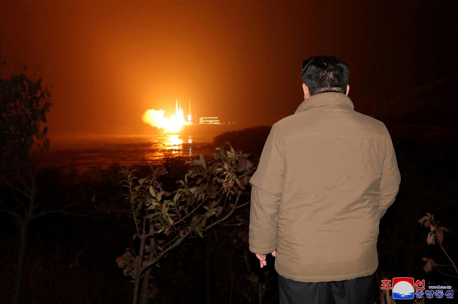 صورة وزعتها الوكالة الكورية الشمالية لمواكبة كيم جونغ أون إطلاق القمر الاصطناعي للتجسس «ماليغيونغ - 1» في 21 نوفمبر (رويترز)