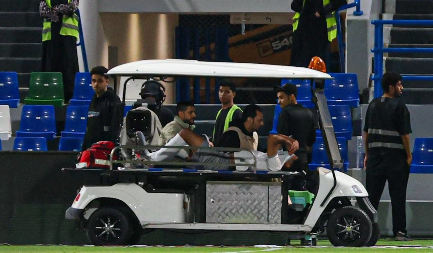 السلطان يودع الملعب على السيارة بعد الإصابة القوية (نادي الطائي) 