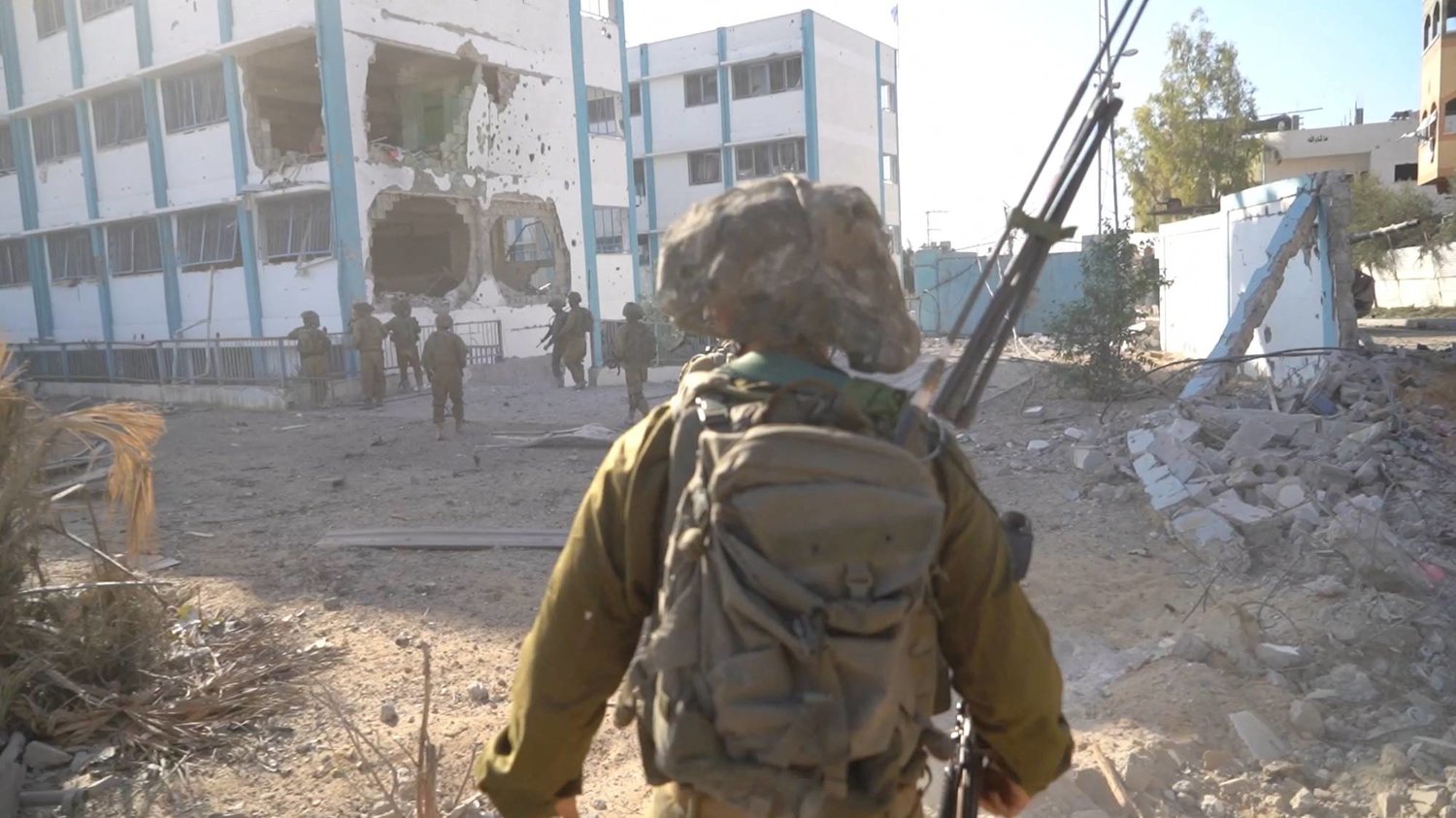 جندي إسرائيلي خلال العملية البرية المستمرة للجيش الإسرائيلي في غزة (رويترز)
