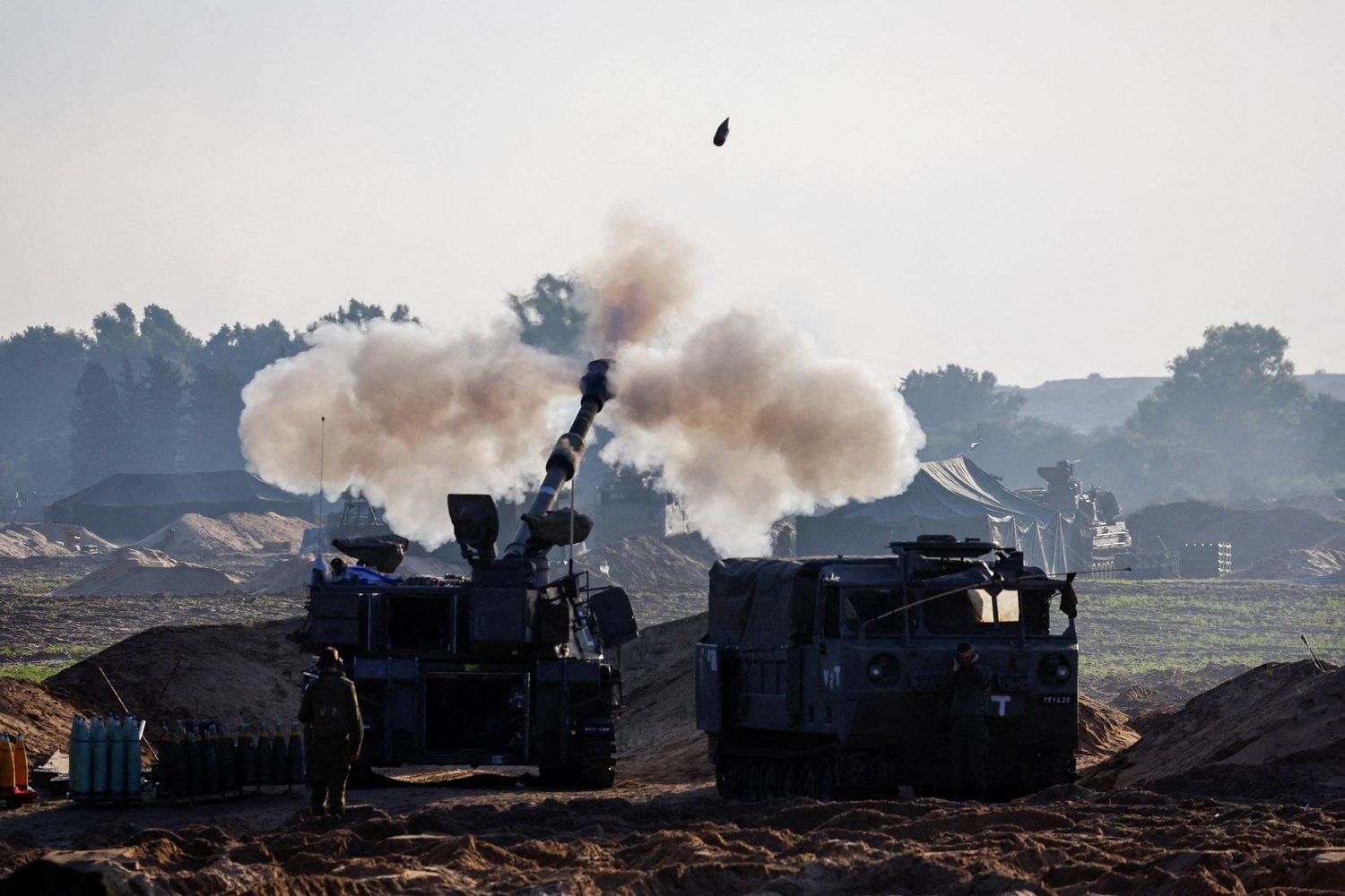 وحدة مدفعية إسرائيلية تطلق النار باتجاه قطاع غزة (رويترز)