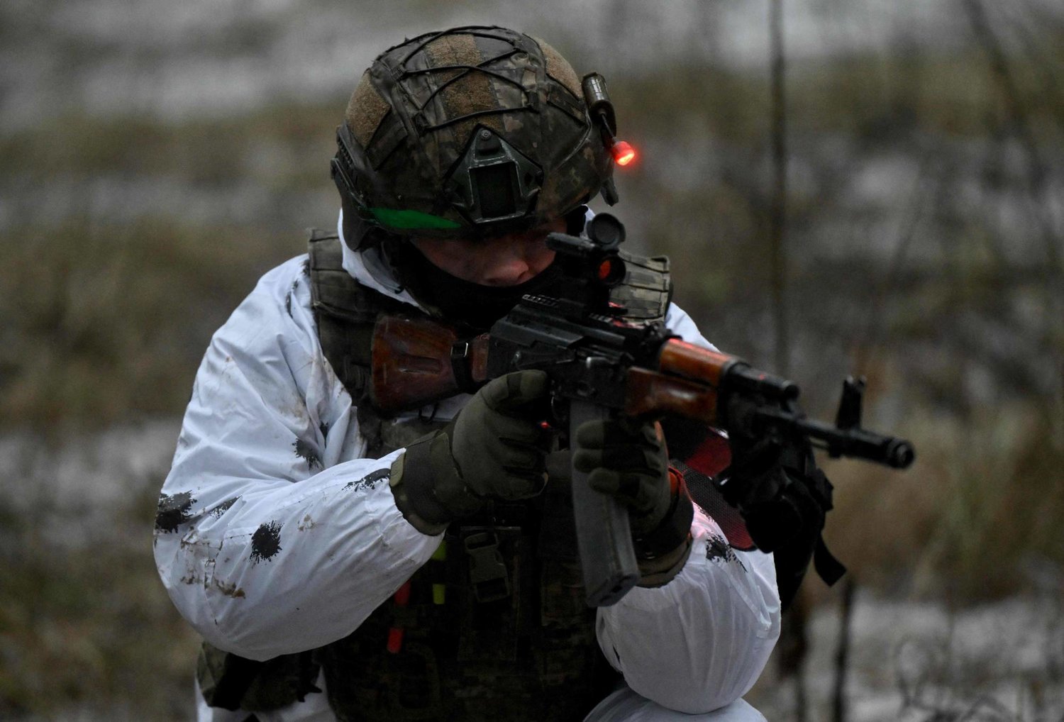 جندي أوكراني يشارك في تدريب عسكري في مكان غير معلوم في منطقة خاركيف (أ.ف.ب)
