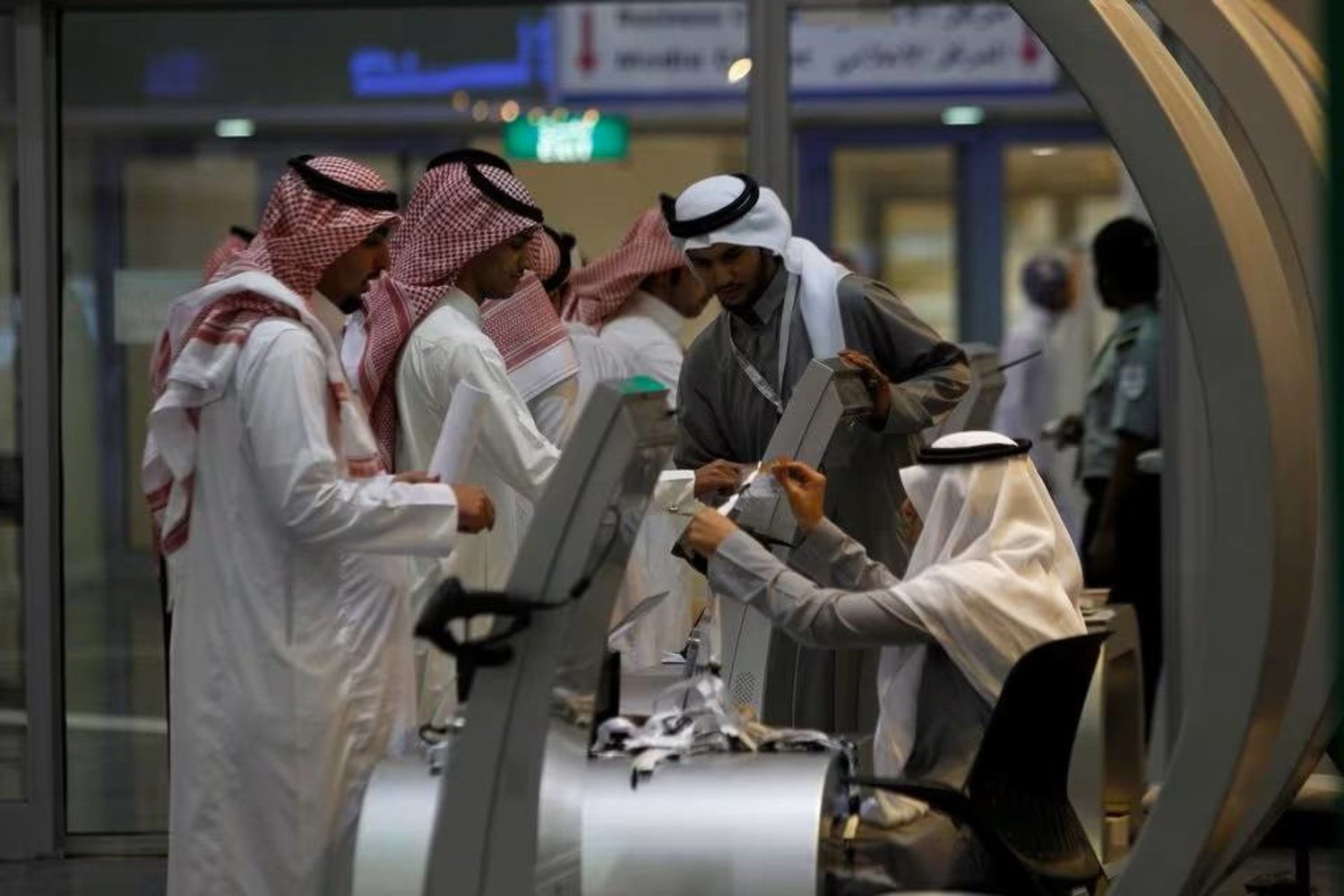 سعوديون في أحد معارض التوظيف السابقة بالعاصمة الرياض (رويترز)