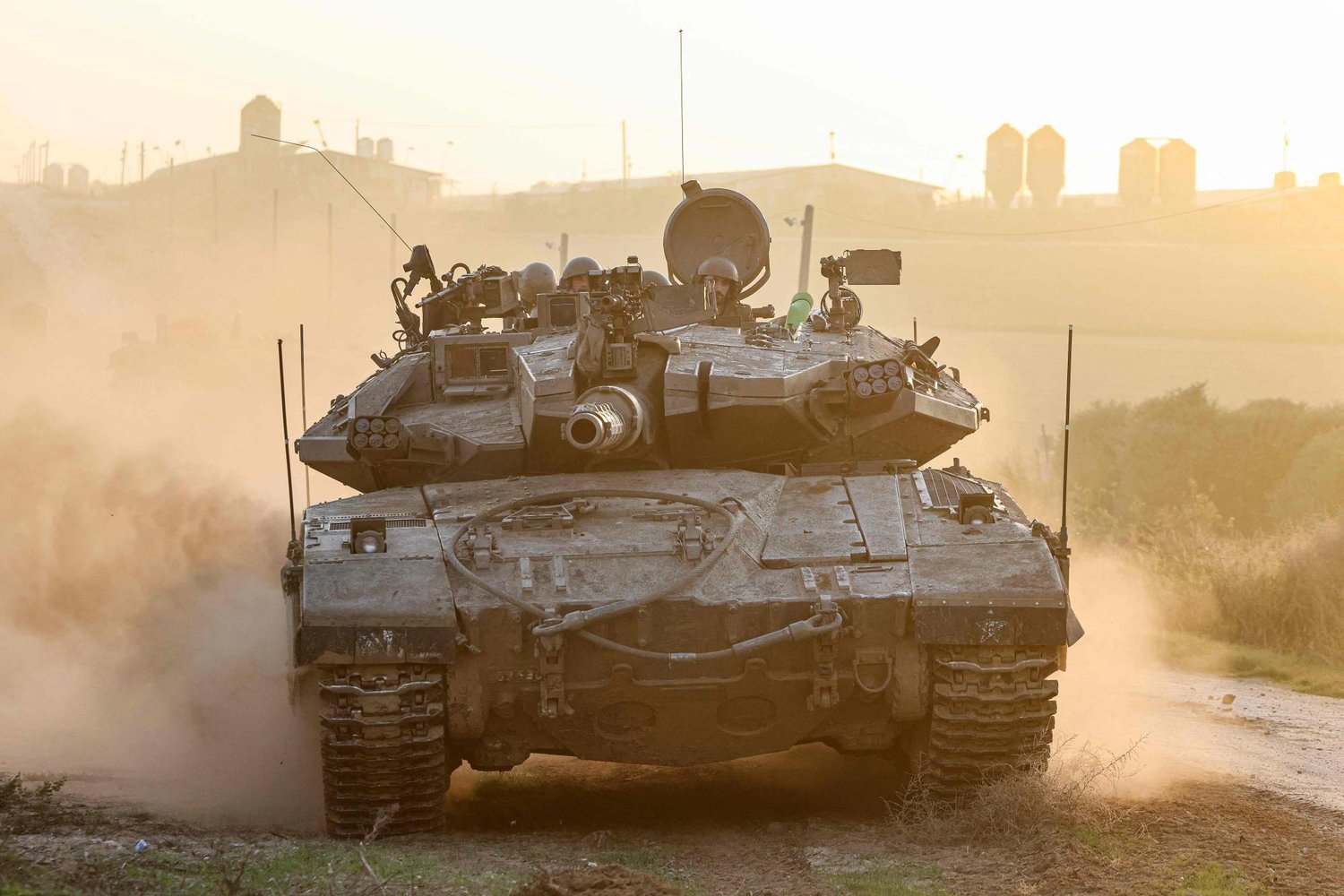 دبابة إسرائيلية عند الحدود مع قطاع غزة (أ.ف.ب)