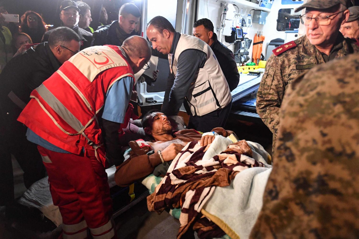 نقل جريح إلى أحد مستشفيات قطاع غزة (أ.ف.ب)