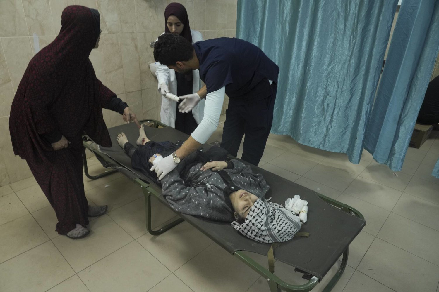 مستشفى في دير البلح يستقبل ضحايا القصف الإسرائيلي (ا.ب)
