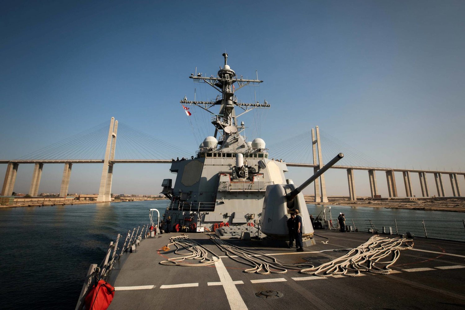 المدمرة «يو اس اس كارني» التابعة للبحرية الأميركية خلال عبورها قناة السويس أكتوبر الماضي (رويترز)
