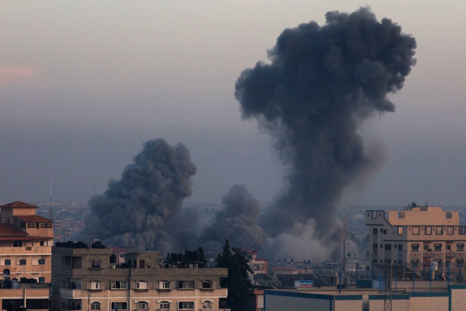 تصاعد الدخان جراء الغارات الإسرائيلية على جنوب قطاع غزة (أ.ف.ب)
