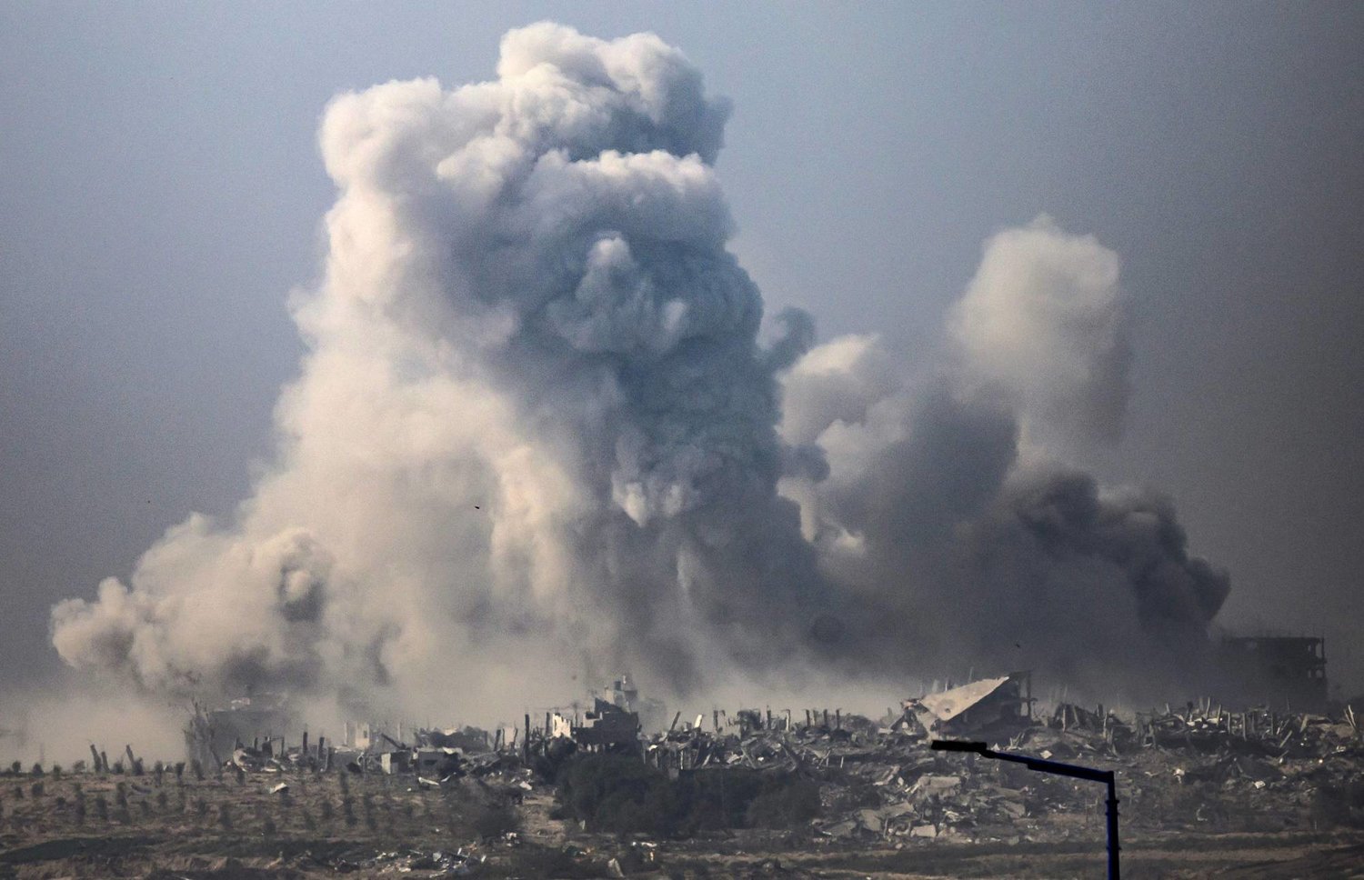 تصاعد الدخان جراء الغارات الإسرائيلية على جنوب قطاع غزة اليوم (أ.ف.ب)