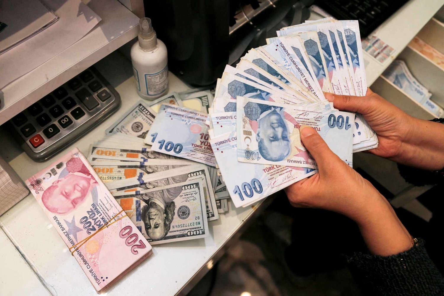 أظهرت بيانات معهد الإحصاء التركي أن التضخم ارتفع بنسبة 3.28 % على أساس شهري وهو ما يقل قليلاً عن التوقعات السابقة (رويترز)