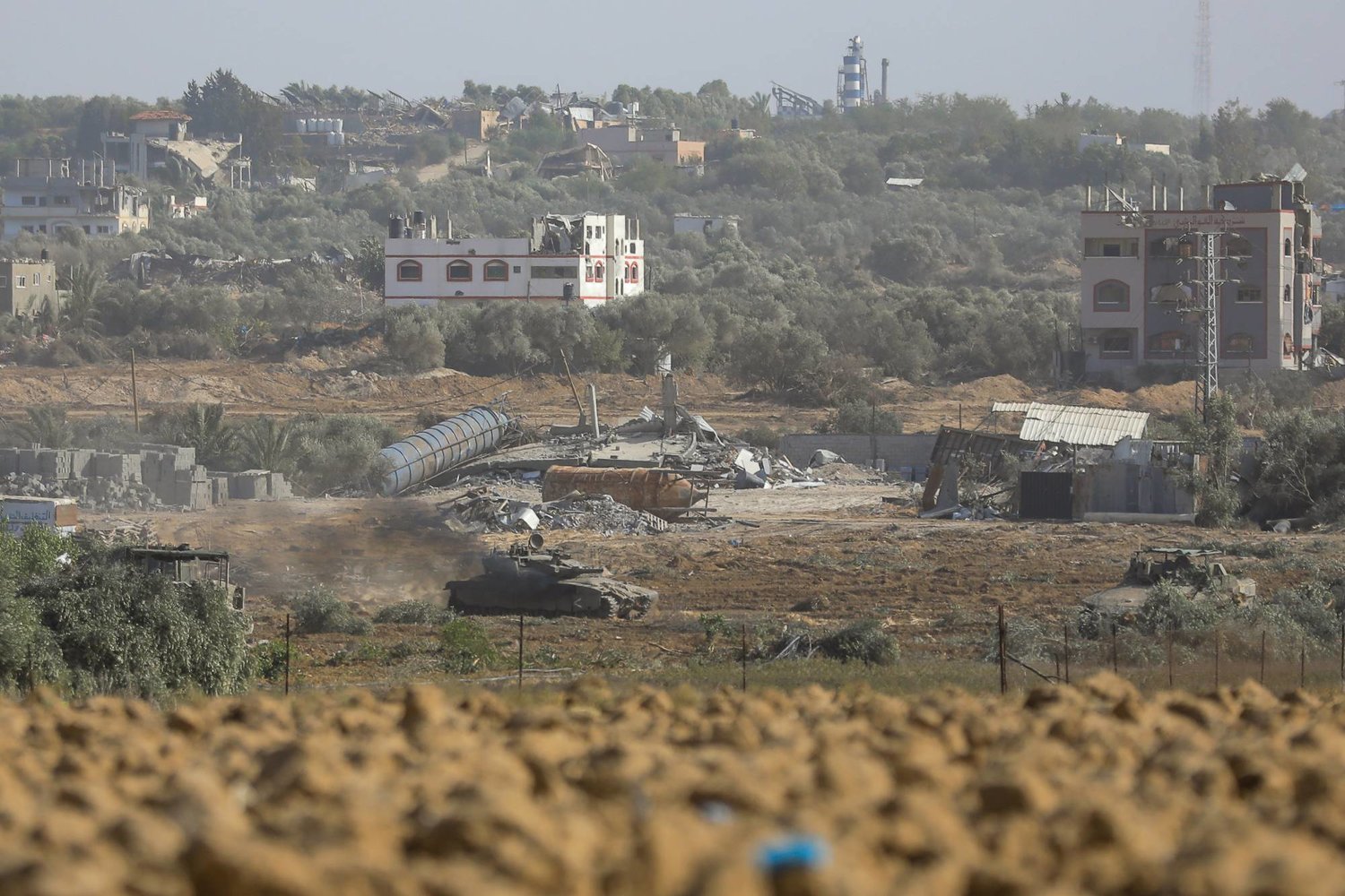 دبابة إسرائيلية متمركزة عند طرف مدينة الزيتون في غزة (د.ب.أ)