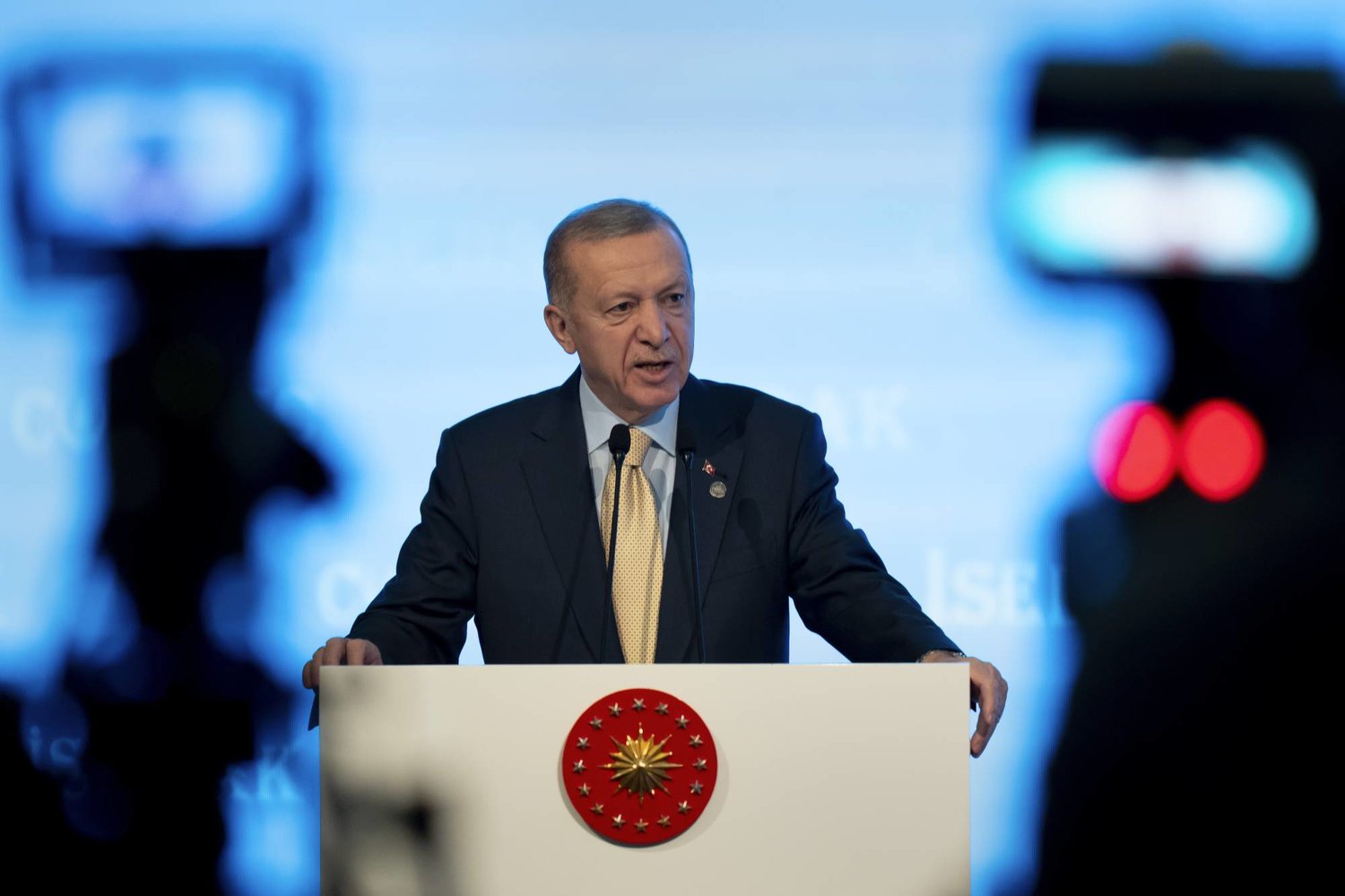إردوغان يتحدث في الجلسة الاقتتاحية للدورة الوزارية الـ39 للجنة التعاون الاقتصادي والتجاري لمنظمة التعاون الإسلامي (كوميسك) في إسطنبول الاثنين (أ.ب)