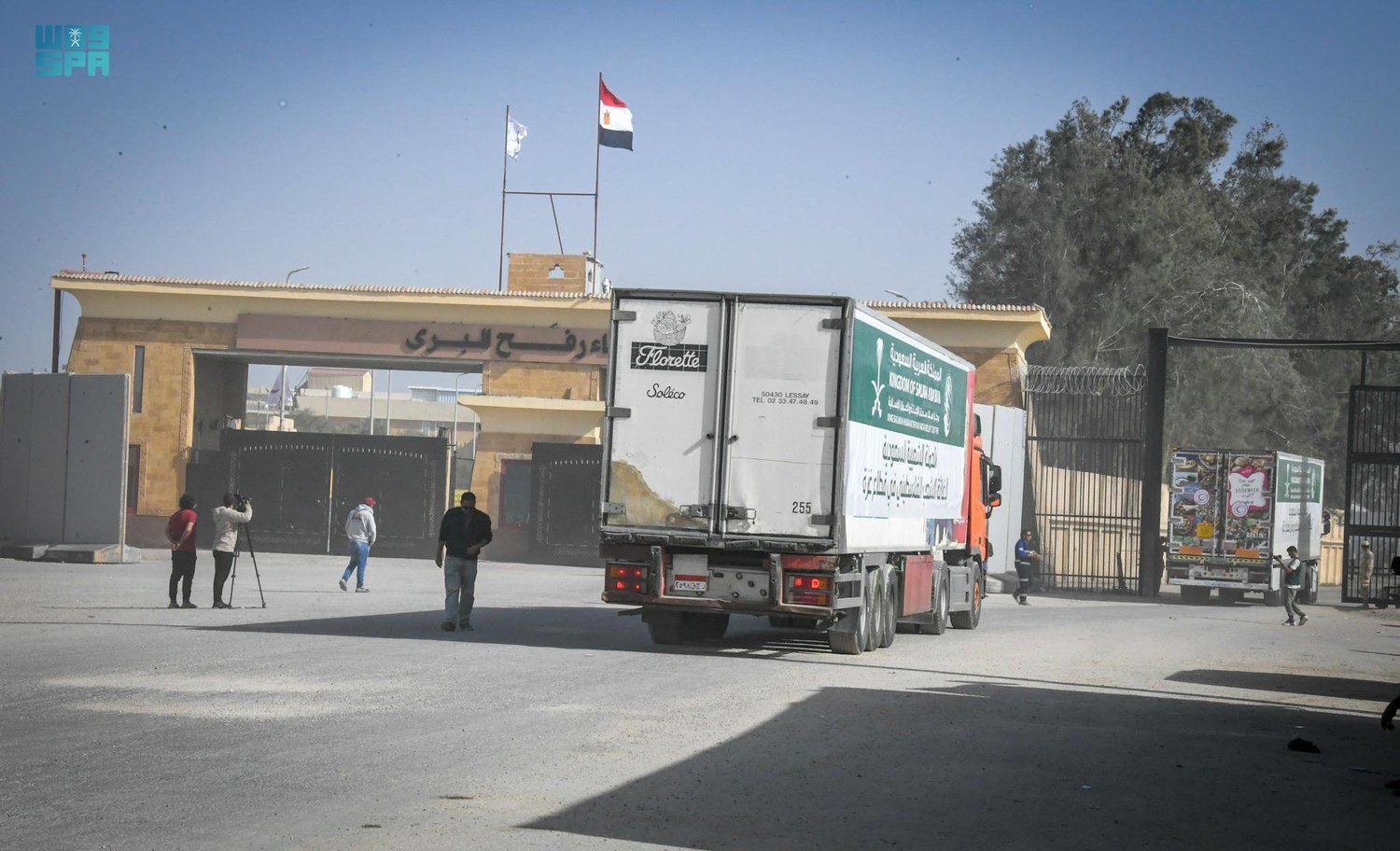 قوافل إغاثية سعودية مقدمة من مركز الملك سلمان للإغاثة تعبر معبر رفح الحدودي متوجهة إلى قطاع غزة (واس)