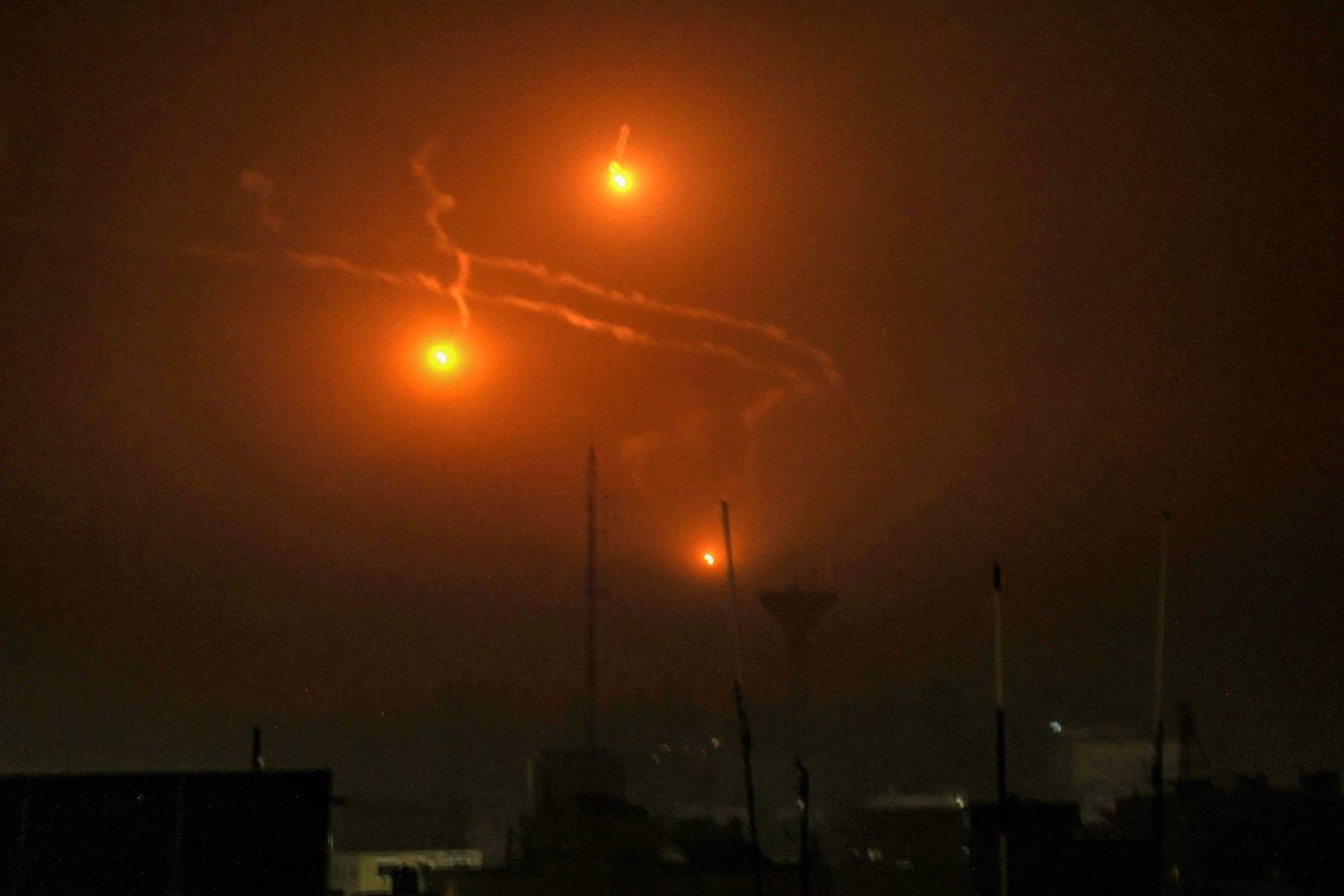 صورة مأخوذة من رفح جنوب قطاع غزة لقنابل مضيئة أثناء القصف الإسرائيلي الاثنين (أ.ف.ب)
