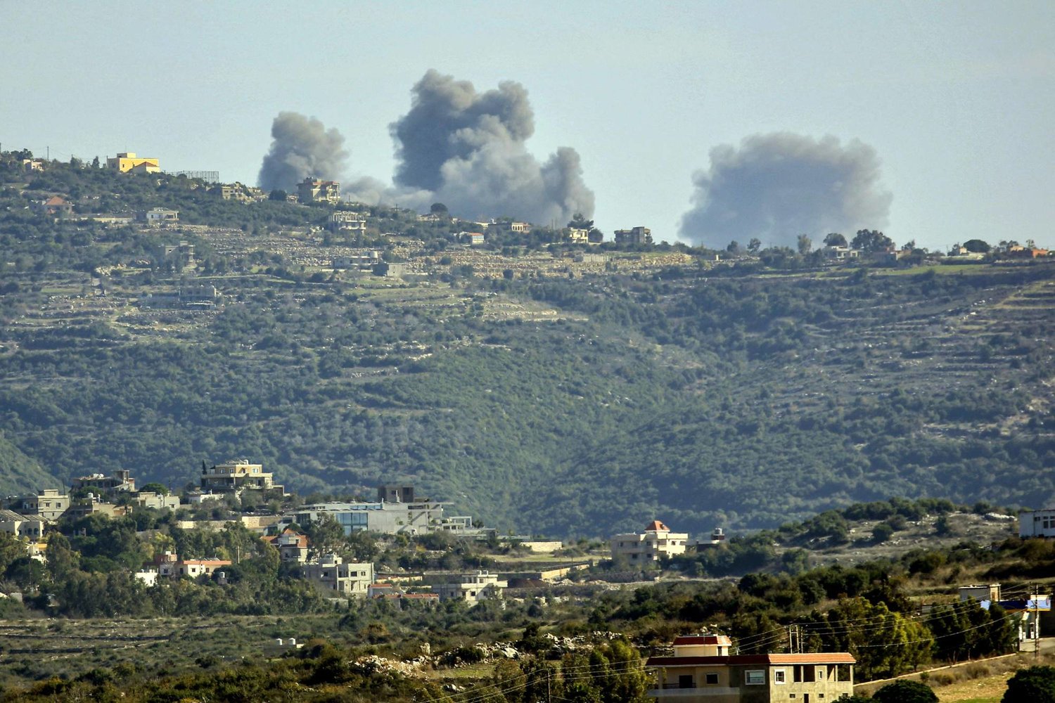 دخان يتصاعد في جنوب لبنان إثر القصف الإسرائيلي (أ.ف.ب)
