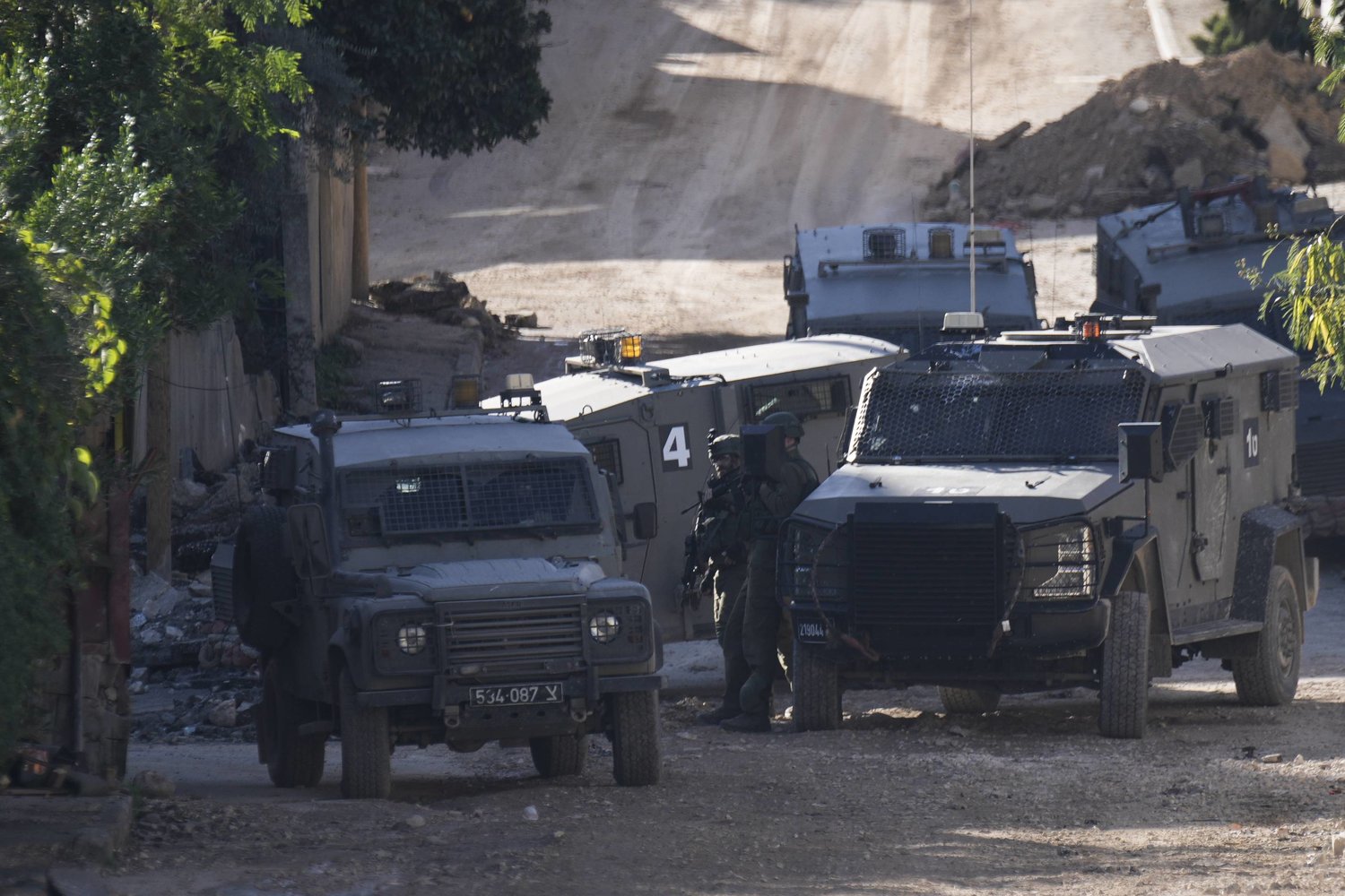 آليات عسكرية للجيش الإسرائيلي خلال مداهمة سابقة لمخيم جنين (أ.ب)