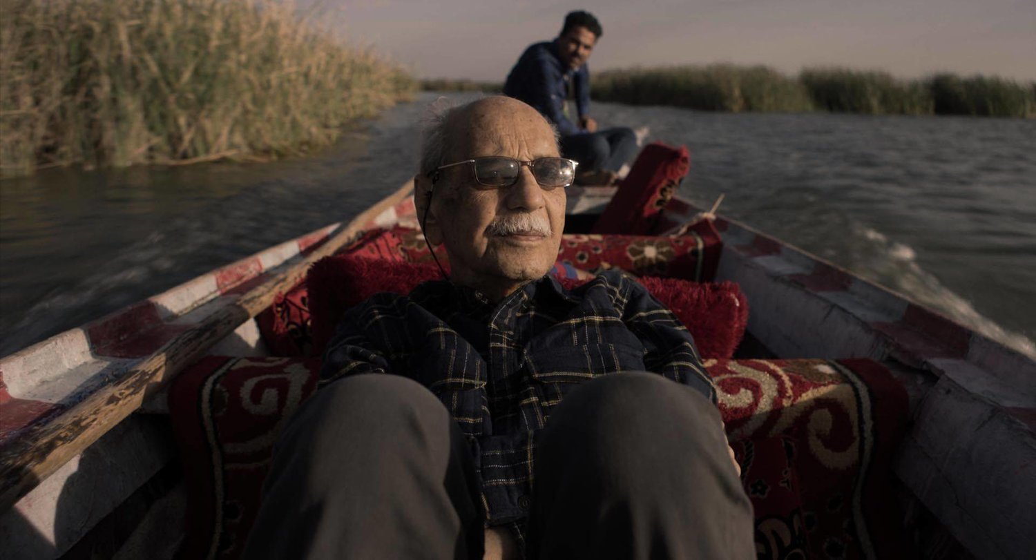 ‎⁨المصوّر العراقي لطيف العاني في مشهد من الفيلم (صور المخرج)⁩