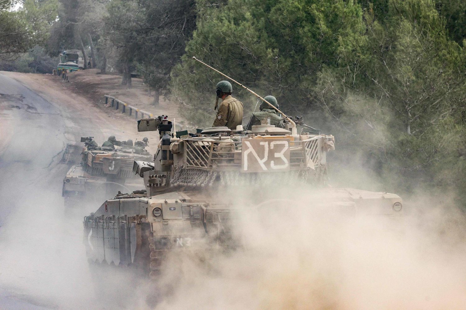دبابات عسكرية إسرائيلية تتقدم بالقرب من الحدود مع قطاع غزة (أ.ف.ب)