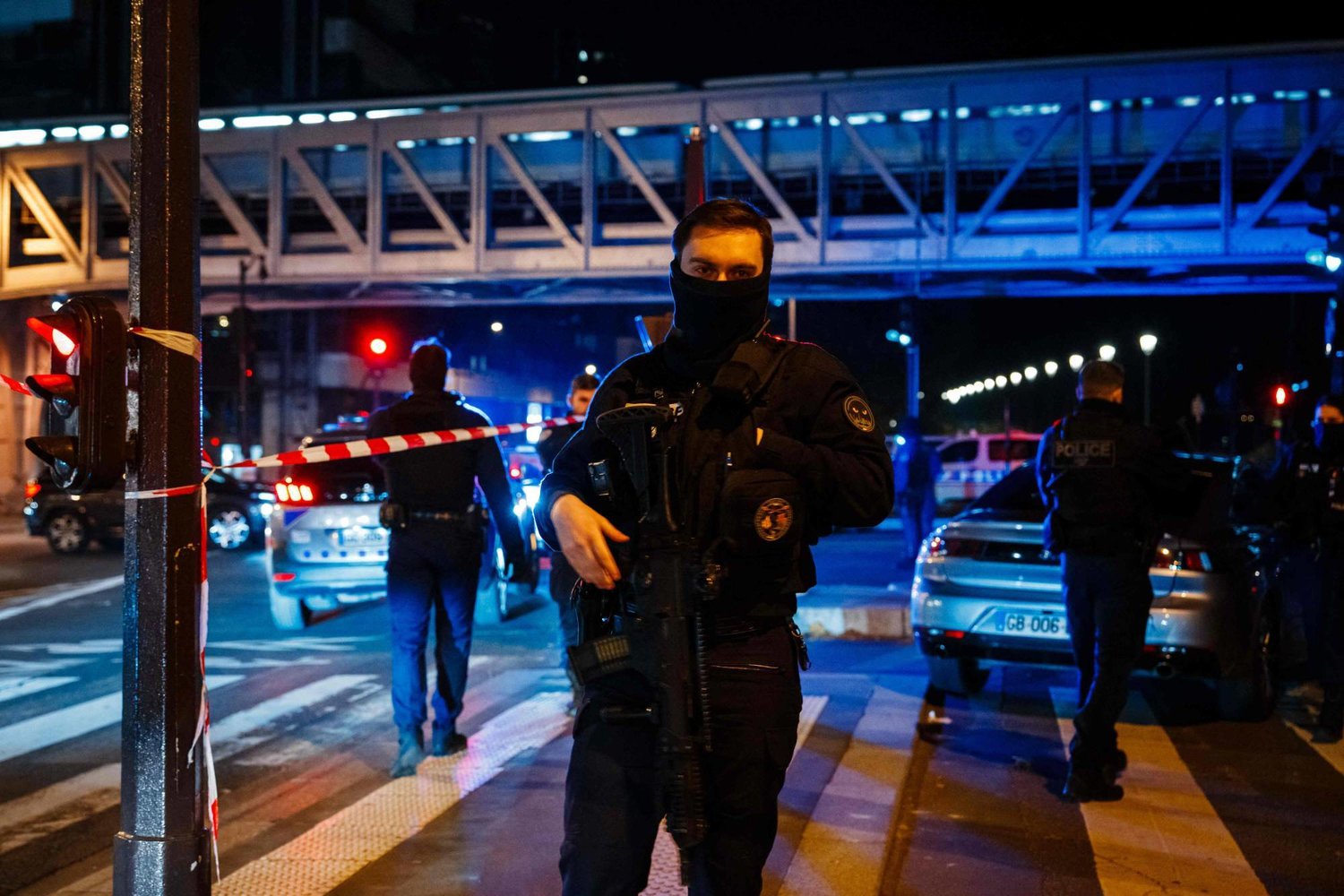 ضابط شرطة يقف حارساً في مكان حادث طعن في باريس السبت الماضي (أ.ف.ب)