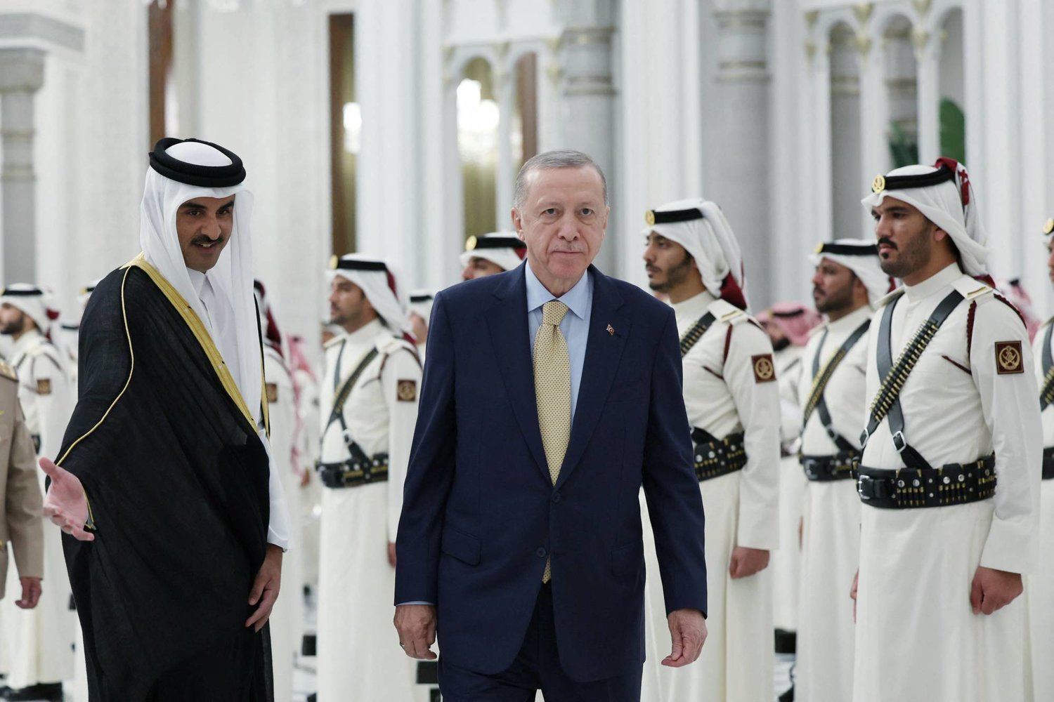 أمير قطر الشيخ تميم بن حمد آل ثاني يستقبل الرئيس التركي رجب طيب إردوغان في الدوحة (رويترز)