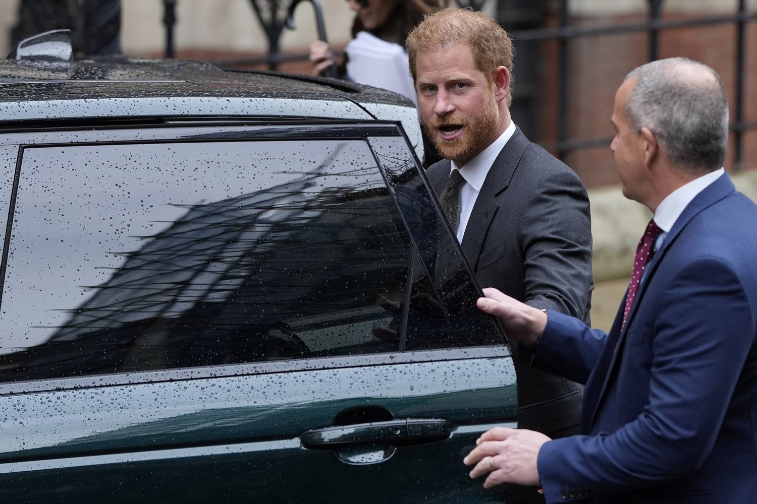 الأمير البريطاني هاري (وسط الصورة) يغادر محكمة العدل الملكية في لندن الثلاثاء 28 مارس 2023 (أ.ب)