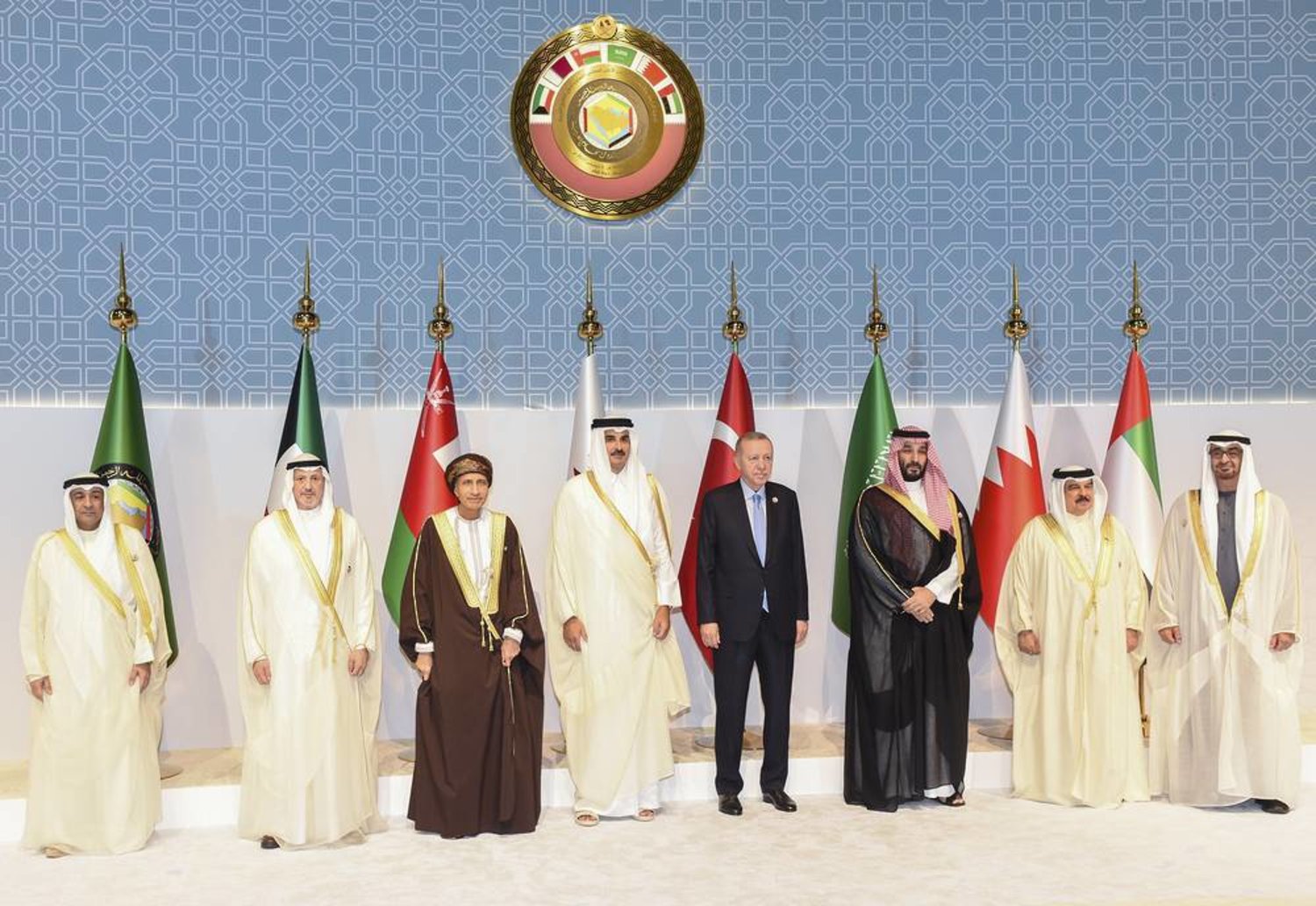 صورة جماعية لقادة دول مجلس التعاون الخليجي خلال القمة الـ44 في الدوحة (العمانية)