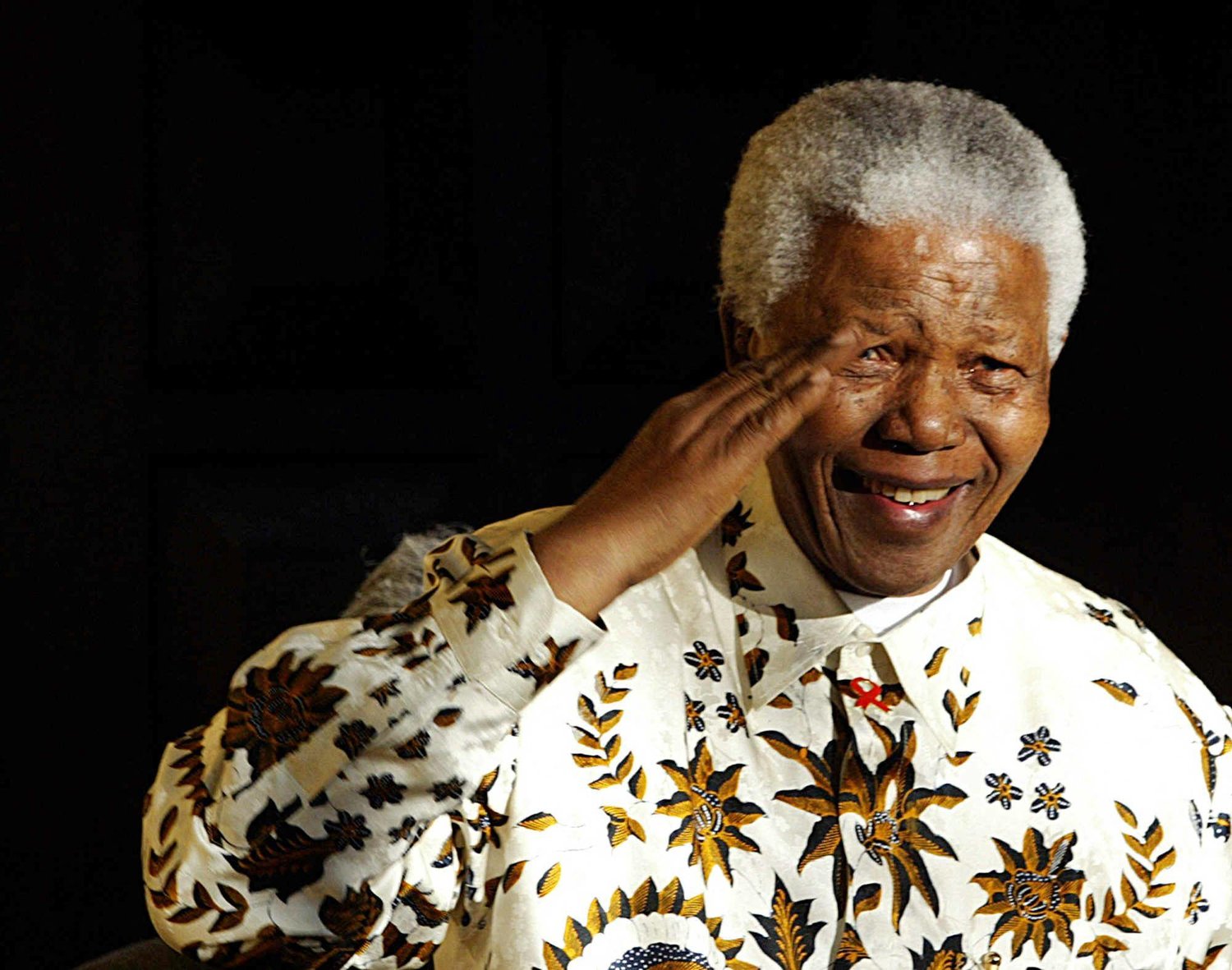 مانديلا يحيي فرقة موسيقية عسكرية خلال احتفال بعيد ميلاده الـ85 في 18 يوليو 2003 (أ.ف.ب)
