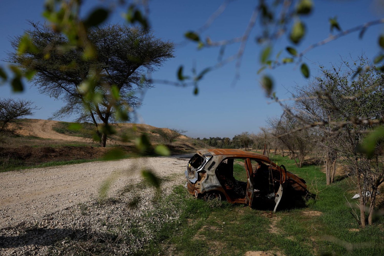 سيارة محترقة بسبب هجوم 7 أكتوبر في مستوطنة «رعيم» الإسرائيلية بغلاف غزة (رويترز)