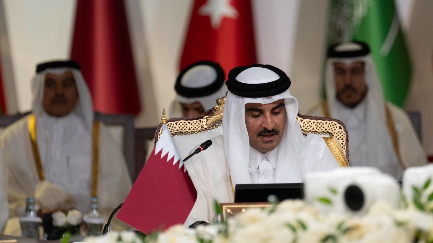 أمير دولة قطر الشيخ تميم بن حمد آل ثاني لدى إلقاء كلمته في افتتاح القمة الخليجية في الدوحة (الديوان الأميري)