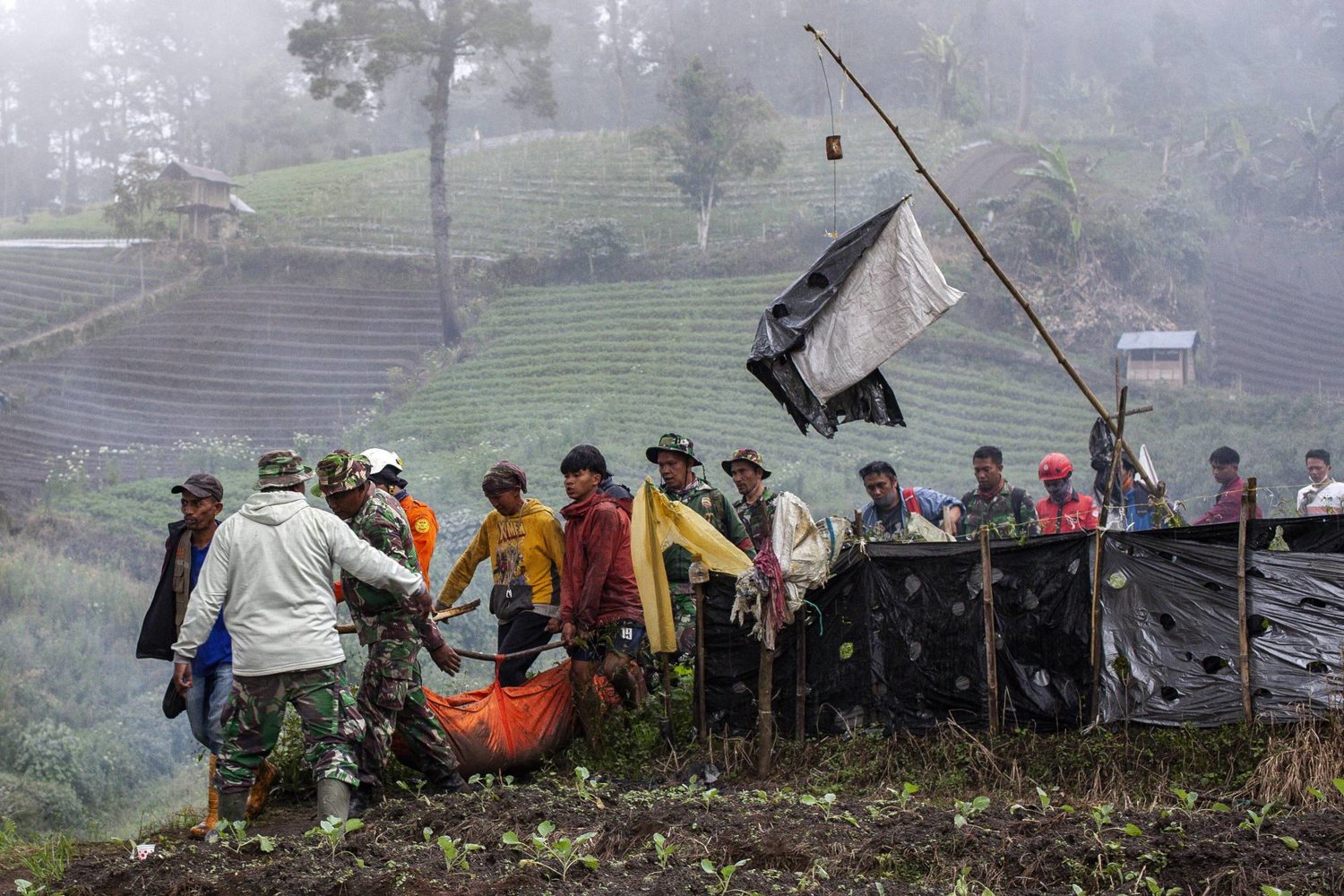 رجال الإنقاذ يحملون جثة أحد الأشخاص الذين قُتلوا في ثوران بركان جبل ميرابي في أغام غرب سومطرة بإندونيسيا 5 ديسمبر 2023 (إ.ب.أ)