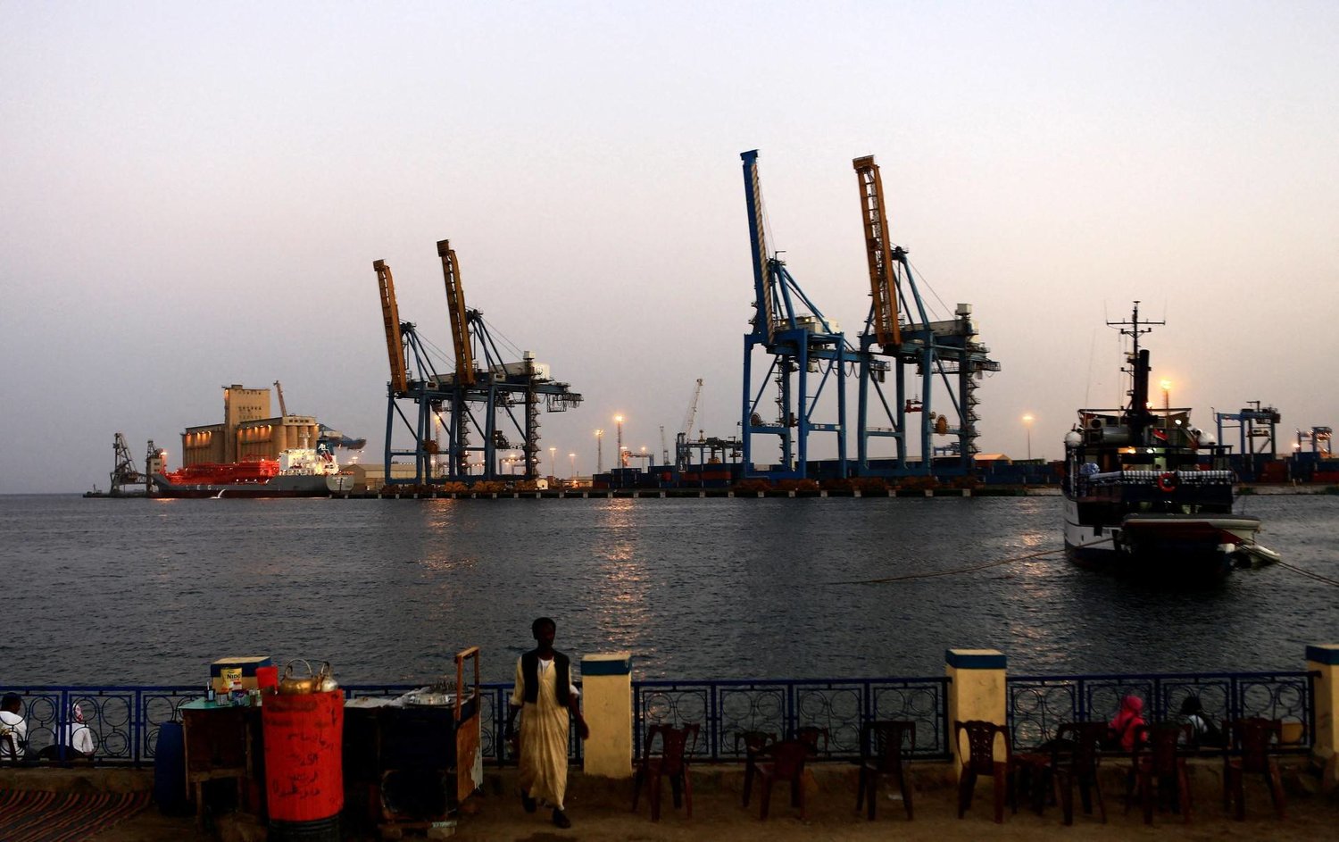يربط البحر الأحمر بين قارتي أفريقيا وآسيا وهو ممر حيوي للشحن البحري (رويترز)
